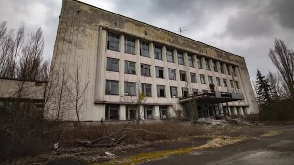 切尔诺贝利禁区 Pripyat 一个被遗弃的城市的景观时间片段 带有辐射危险标志的行政大楼 建筑群 2021年4月 — 图库视频影像
