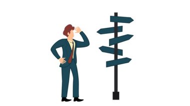 Bir yol ayrımında duran bir iş adamı. İş adamı hangi yolu seçmesi gerektiğini seçer. Yolu seçen iş adamı. Kayıp işadamı