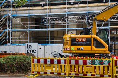 Köln Almanya şehir merkezinde inşaat ve kazı makineleri bulunan şehir şantiyesi