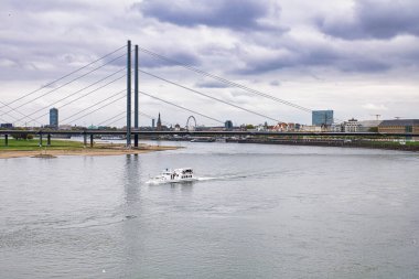 Ren Nehri 'nde Kablo Kalan Köprü Altında Turist Teknesi, Skyline ve Dsseldorf Almanya Bulutlu Sonbahar Dsseldorf' unda dönme dolap.