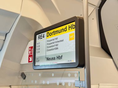 RE4 hattını Neuss 'tan Dortmund' a gösteren tren yolu ekranı, modern Alman bölgesel iç bilgi ekranı - Dusseldorf, Almanya, 11.10.2025