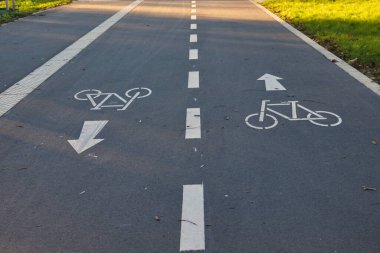 Neuss, Almanya 'da bir bisiklet yolu rehberindeki işaretler. Bu iyi korunan yolda güneş parlıyor, şehirde bisiklet sürmeyi teşvik ediyor..