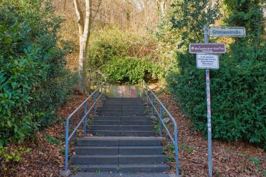 Almanya 'da Yön İşaretleriyle Botanik Bahçesine çıkan merdivenler