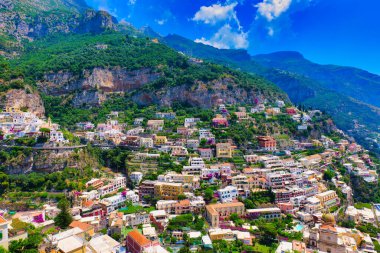 Positano 'nun Renkli Kayalık Köyü Amalfi Sahili' nde yemyeşil ve dramatik dağ zeminiyle Azure Akdeniz 'e dökülüyor.