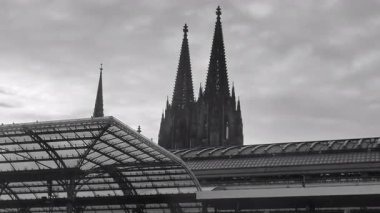 Siluetli Köln Katedral Kuleleri Kara ve Beyaz Görüntü ve Gökyüzü ve dramatik Atmosferiyle Tren İstasyonunun Tavanında Yükseliyor