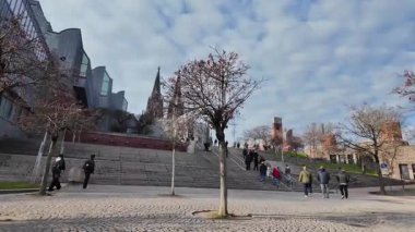 Köln Katedrali 'ne çıkan hareketli adımlar Önplanda Yürüyen ve Çıplak Ağaç Dinamik Video Dizisinde Bulutlu Gökyüzü Altında