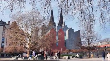 Köln Katedrali Gotik Mimari ve Müze Ludwig ile Urban Park ve Kışın Yürüyen İnsanlar