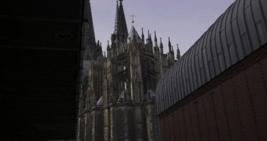 Modern Binalar Tarihe ve Çağdaş Şehrin Karşıtlığını Gösteren Köln Katedrali