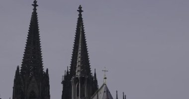 Köln Katedrali Gotik Spires Köln Almanya 'da şehrin üzerinde yükselen Skyline