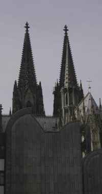 Köln Katedrali 'nin Gotik Kuleleri Almanya' da Modern Şehir Mimarisinin Üzerinde Yükseliyor