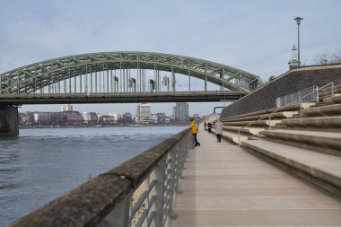 Hohenzollern Köprüsü ve Almanya 'da yaya geçidi olan Köln Nehri Embankment