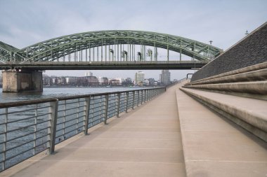 Arkaplanda Hohenzollern Köprüsü ile Köln 'deki Ren Nehri Geçidi