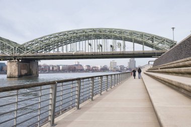Almanya 'da Hohenzollern Köprüsü ve Kentsel Şehir Pisti ile Köln Nehri Riverside Geçidi