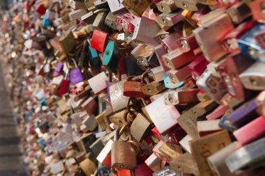 Köln 'deki Hohenzollern Köprüsünde Aşk Kilitlendi Romantizmi ve Bağlılığı sembolize ediyor