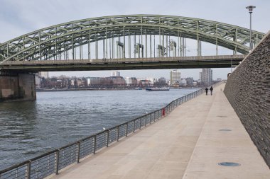 Almanya 'da Hohenzollern Köprüsü ve Kentsel Şehir Pisti ile Köln Nehri Riverside Geçidi