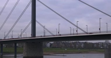 Bulutlu bir günde Dusseldorf Ren Köprüsü Şehir Yürüyüşü Yaya ve Modern Şehir Mimarisi ile