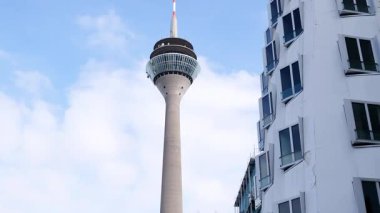 Rheinturm Dsseldorf TV Kulesi, Almanya 'nın modern şehir simgesi ve kentsel mimarisi ile geniş açılı kamera hareketi.