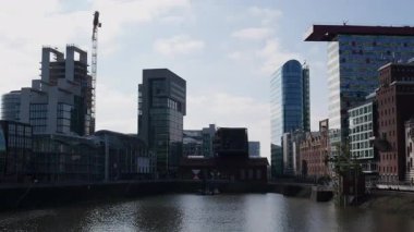 Dsseldorf Medya Limanı modern liman mimarisi ve Almanya 'da günışığı altında çağdaş ofis binalarıyla gökyüzü