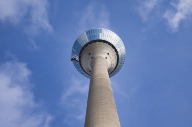 Rheinturm Dsseldorf TV Kulesi, bulutlar ve mavi gökyüzü Almanya 'da dramatik düşük açı perspektifinden