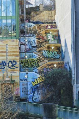 Almanya 'daki binalar arasındaki renkli şehir graffiti merdivenleri sokak sanatı ve alternatif şehir kültürü sergiliyor