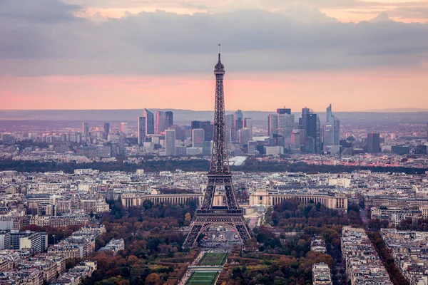Um panorama de Paris ao pôr-do-sol . — Fotografia de Stock