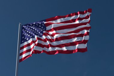 Amerikan bayrağı dalgalanıyor