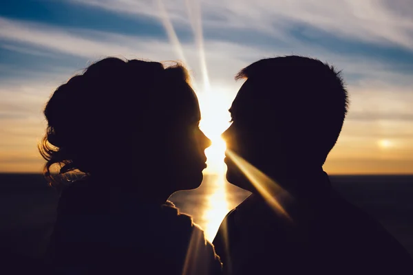 Silhouette d'un couple amoureux s'embrassant au coucher du soleil — Photo