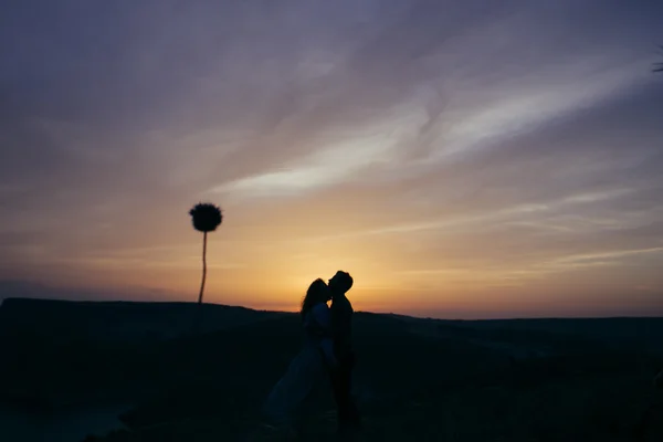 夕日にキスする愛情のあるカップルのシルエット — ストック写真