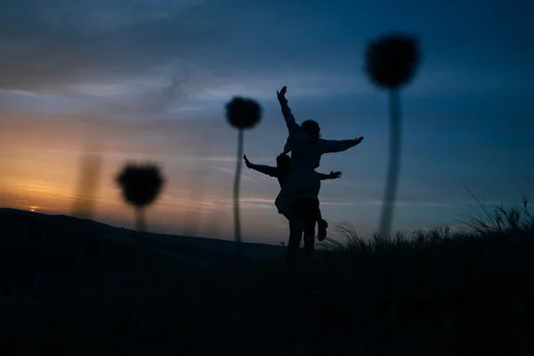 Silhouette of loving people against the sky — Stock Photo, Image