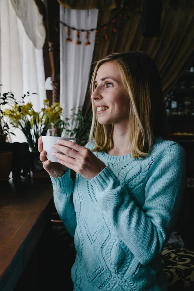 Vertikal foto kvinna dricker kaffe på morgonen på restauran — Stockfoto