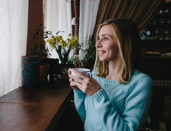 Kaukasier; Frau trinkt Kaffee am Morgen im Restaurant (s — Stockfoto