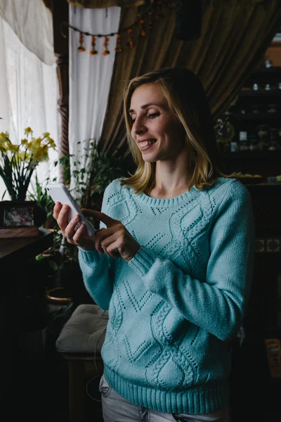 Junge charmante Freiberuflerin telefoniert mit Handy während — Stockfoto