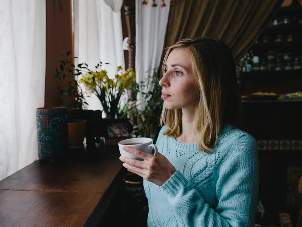 Kaukasiska kvinna dricker kaffe på morgonen på restaurang (s — Stockfoto