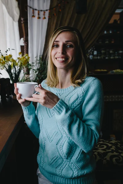 Vertikal foto kvinna dricker kaffe på morgonen på restauran — Stockfoto