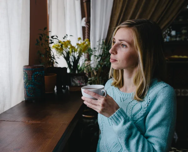 Kaukasiska kvinna dricker kaffe på morgonen på restaurang (s — Stockfoto