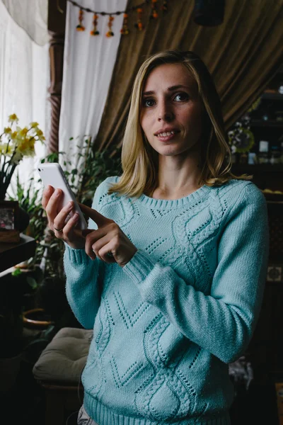 Joven mujer encantadora freelancer llamando con teléfono móvil mientras — Foto de Stock