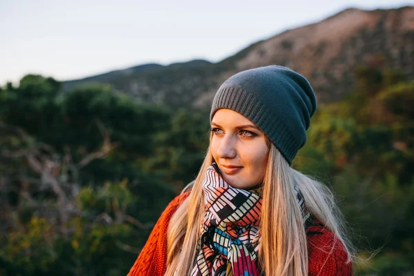 Blond ung kvinna Utomhus — Stockfoto