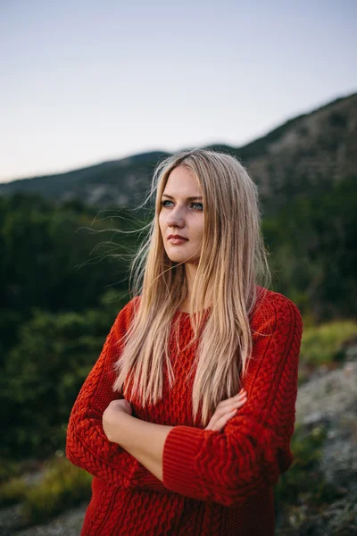 Rubia joven mujer al aire libre — Foto de Stock