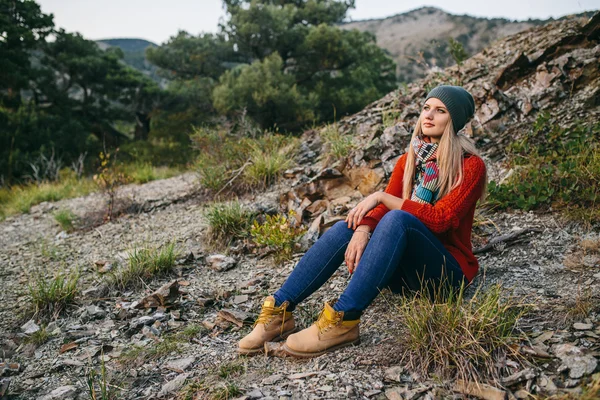 Blonde jeune femme en plein air — Photo