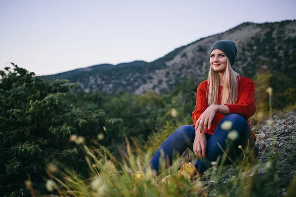 Portrait d'une belle jeune femme blonde assise en plein air — Photo