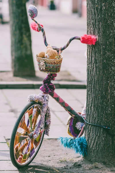 Colorful Knitted Bicycle — Stock Photo, Image