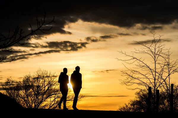 Siluetas de la gente, hora del atardecer — Foto de Stock