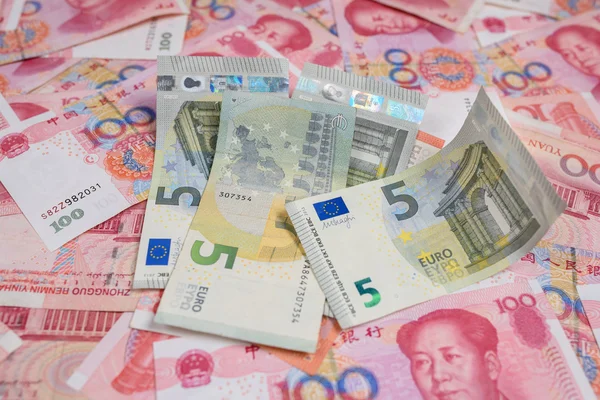 Monnaie euro sur les billets en yuan chinois — Photo