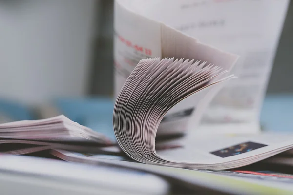 Bunt med tidningar — Stockfoto