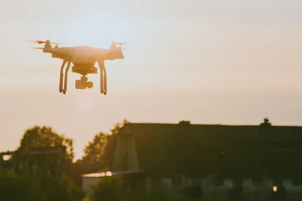 Vliegende drone bij zonsondergang — Stockfoto