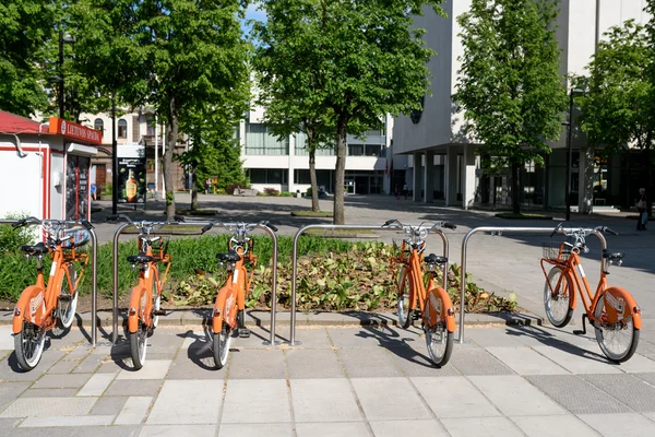 Rij van stadsfietsen te huur — Stockfoto