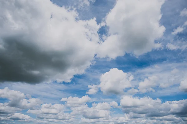 Cielo blu con grandi nuvole — Foto Stock