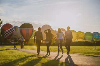 Sıcak hava balonları Birstonas kent üzerinde uçan