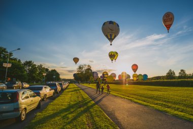 Sıcak hava balonları Birstonas kent üzerinde uçan