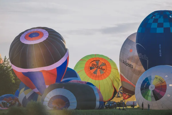 Globos de aire caliente volando sobre la ciudad de Birstonas —  Fotos de Stock